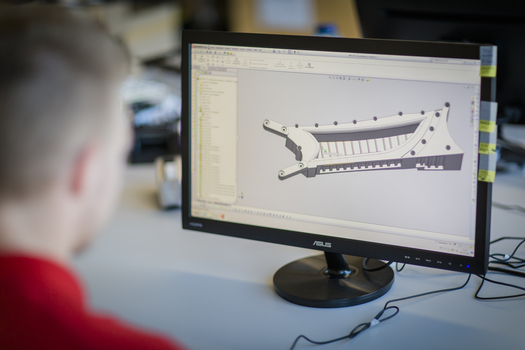 Mann betrachtet 3D-CAD-Modell auf Bildschirm.JPG